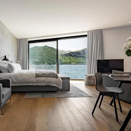 Luxurious Pool By The Lake Holiday home Como